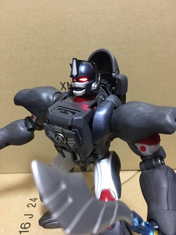 MP 32 Masterpiece Optimus Primal   In Hand Photos Surface On Twitter  (29 of 81)